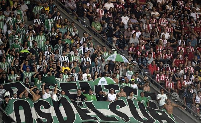 A torcida do Atlético Nacional marcou presença no estádio Ciudad de La Plata e viu sua equipe sair vencedora