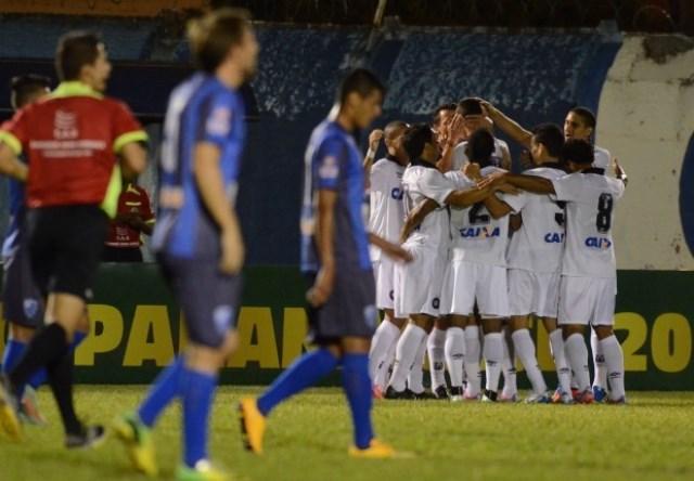 Ainda que não vinda de modo técnico, a vitória visitante foi muito celebrada (Foto: Gustavo Oliveira/Site oficial)