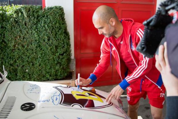 Guardiola foi o primeiro a deixar sua marca na lataria do Fusca; intenção é salvar time tradicional da falência