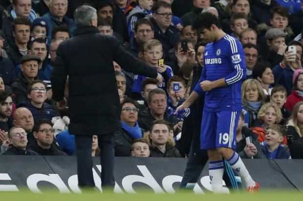 Mesmo perdendo seu principal goleador, Mourinho (à esq.) não esquenta a cabeça para escalar Chelsea (Foto: Ian Kington)