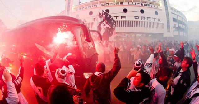 Torcida da Ponte Preta promete lotar o setor de visitantes de Itaquera neste sábado (Foto: Victor Hafner)