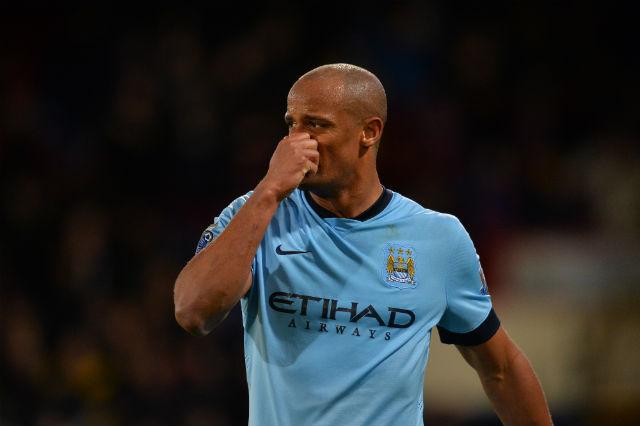 Com problema muscular, zagueiro Kompany é dúvida para o clássico (Foto: Glyn Kirk)