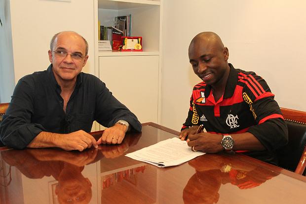 Durante a apresentação do lateral Pablo Armero, Bandeira de Mello reiterou confiança em Luxemburgo