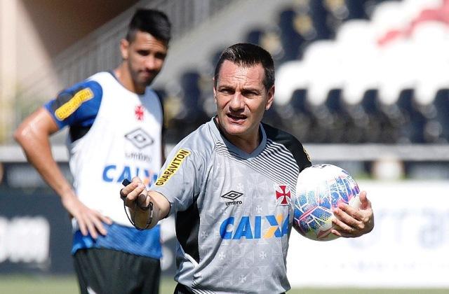Doriva, com ordens de Eurico Miranda, treinou sem a presença da imprensa neste sábado