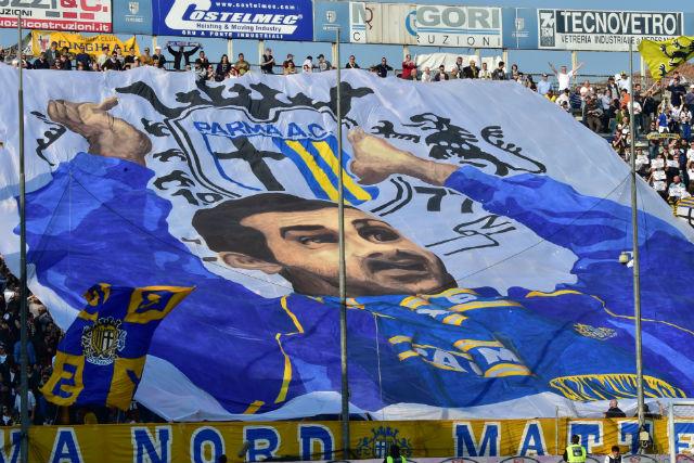 Torcida compareceu em peso ao estádio Enio Tardini (Foto: Giuseppe Cacace)