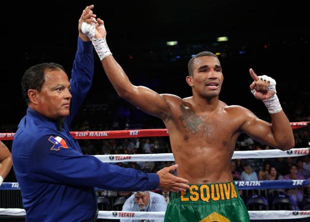 O brasileiro Esquiva Falcão venceu sua oitava luta no boxe profissional