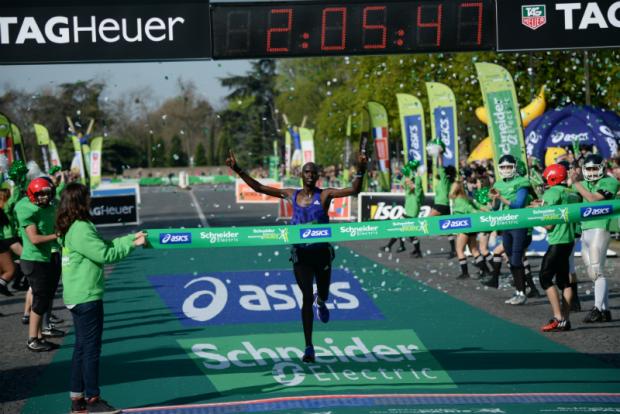 O queniano Mark Korir venceu pela primeira vez Maratona de Paris, uma das mais importantes do mundo