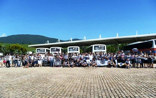 Quatro ônibus viajaram de Piracicaba até Santos para ver as quartas (Foto: Michel Lambstein)