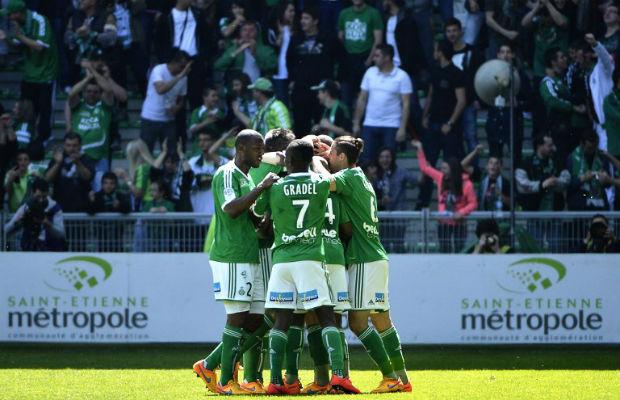 Elenco do Saint-Étienne comemora gol de Tabanou que deu a vitória ao alviverde