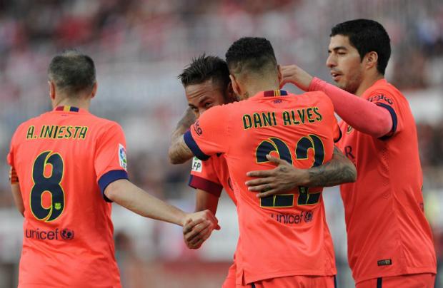 Suspenso na Champions, Dani Alves torceu o tornozelo no último sábado e deve ser desfalque também no Espanhol