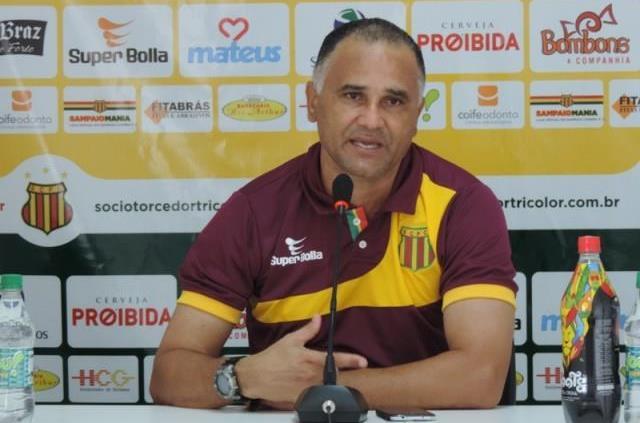 O técnico Oliveira Canindé elogiou sua equipe e gostou do empate com o rival Moto Club