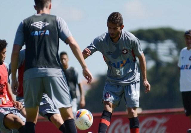Com as questões burocráticas já resolvidas, Jadson está à disposição do treinador Enderson Moreira