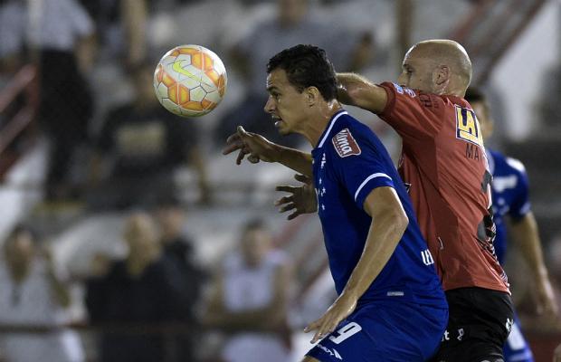 Leandro Damião deixou sua marca, mas não evitou o revés do Cruzeiro fora de casa (Foto: Juan Mabromata)