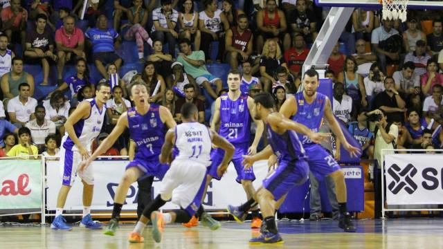 O Minas atropelou o Minas e está perto da classificação às quartas de final do NBB(Foto:Raphael Bózeo)