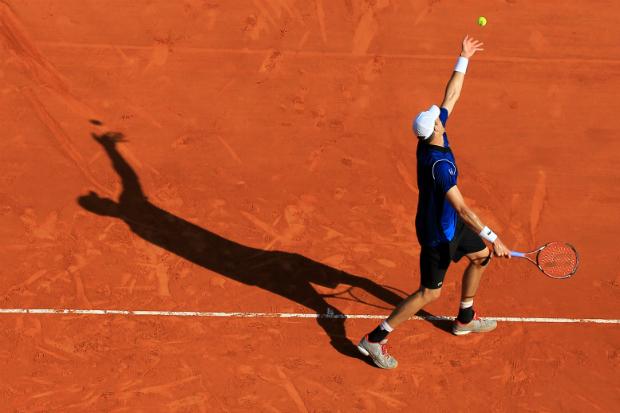 Com 2,08m, John Isner disparou nada menos que 12 aces contra Rafael Nadal (Foto: Jean Christophe)