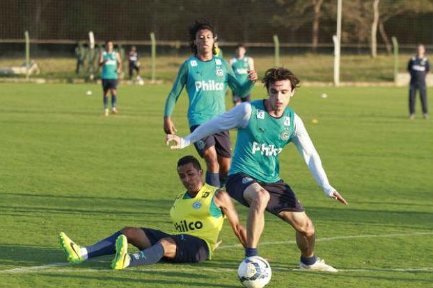 Juliano atuou na lateral esquerda no treino desta quarta-feira