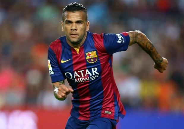 Com o tornozelo lesionado, Dani Alves voltou a treinar com o restante do elenco nesta quinta-feira