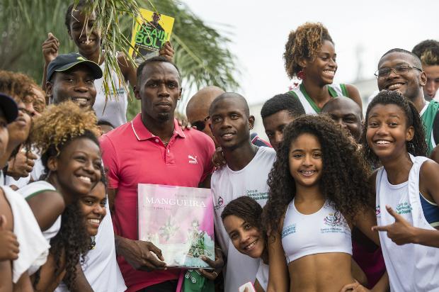 O jamaicano Usain Bolt fez a alegria das crianças da Vila Olímpica da Mangueira (Foto: Thiago Diz)