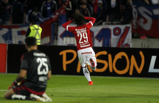 Coube a Valdívia marcar o quarto gol em Santiago e decretar o expressivo triunfo (Foto: Claudio Reyes)
