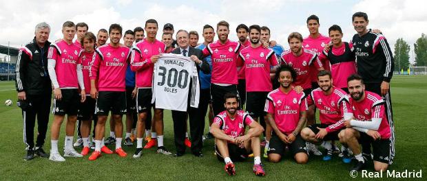 Homenageado, Cristiano Ronaldo posou com a camisa ao lado dos companheiros merengues