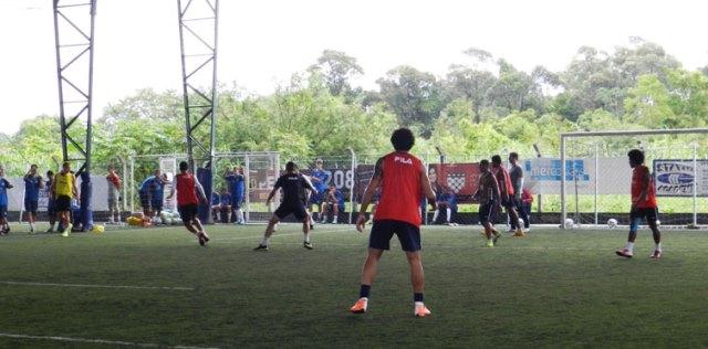 Elenco do Avaí treinou nesta sexta-feira em quadra sintética, já que os campos foram preservados em decorrência das chuva