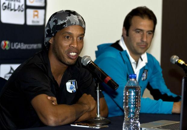 Ronaldinho Gaúcho tem contrato com o Querétaro até junho de 2016