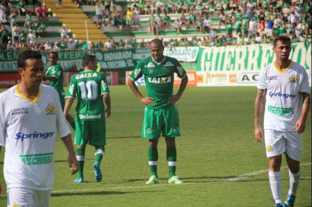 O atacante Roger tem dez gols no Campeonato Catarinense e busca a artilharia