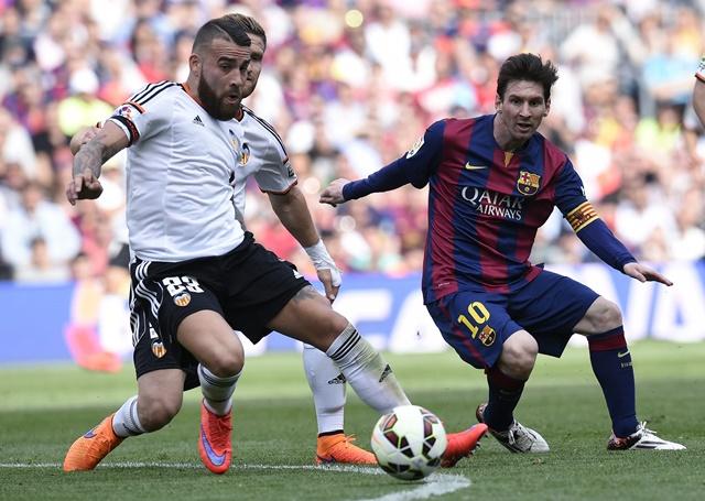 Em casa, Barcelona teve dificuldades para vencer o Valencia por 2 a 0, mas conseguiu se manter no topo