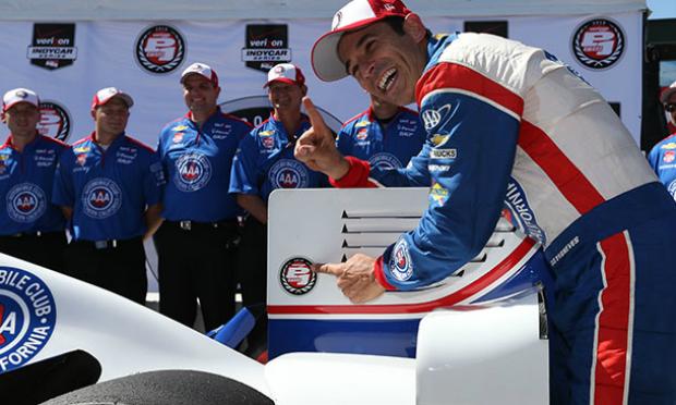 Helio Castroneves comemora a pole position obtida no circuito de rua de Long Beach, na Califórnia