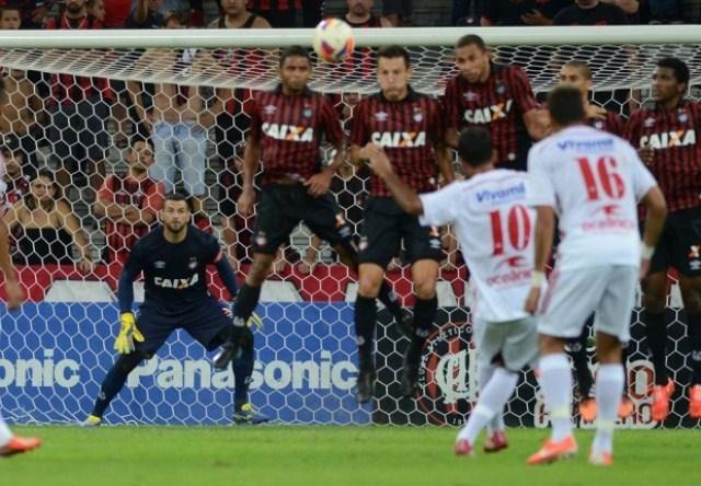 O goleiro Weverton (à esquerda) expressou grande decepção com novo tropeço do Atlético no Paranaense