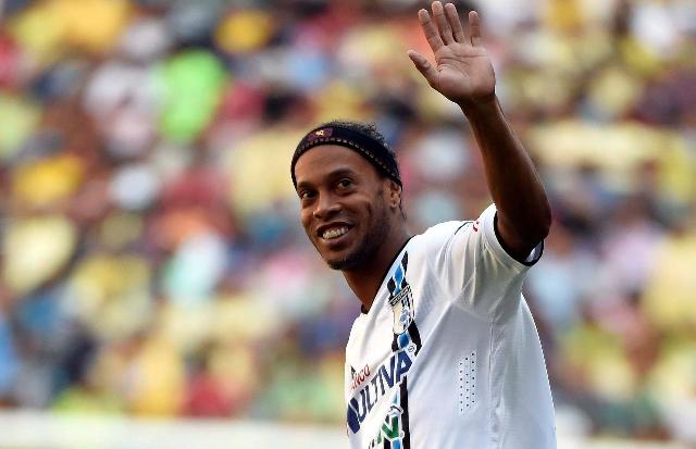Assim como no Bernabéu em 2005, Ronaldinho marcou dois gols e foi aplaudido por rivais no Azteca (Foto: Alfredo Estrella)