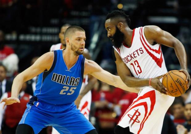 O astro James Harden (d) contribuiu decisivamente na vitória do Houston Rockets. Foto: Scott Halleran