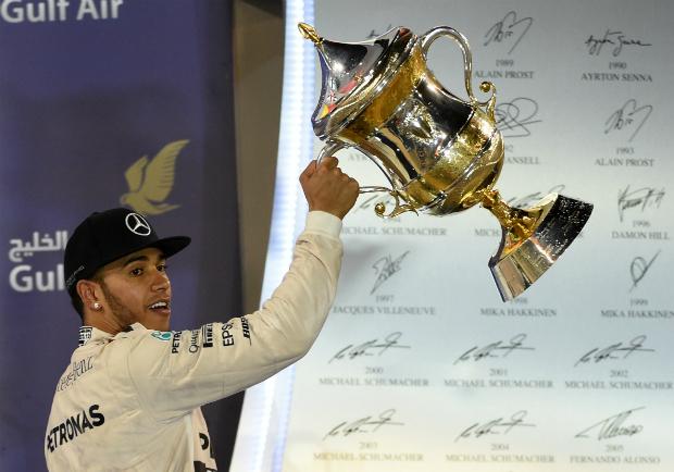 O britânico Lewis Hamilton fez questão de exaltar a Ferrari após o seu triunfo no GP do Bahrein de F-1 (Foto:FAYEZ NURELDINE)