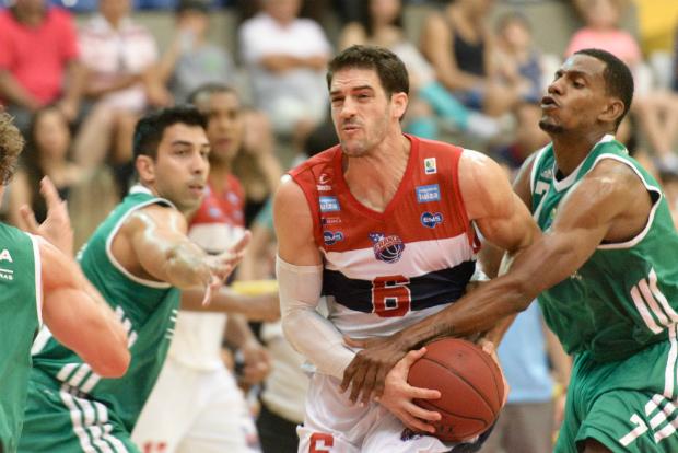 O Franca bateu o Palmeiras no quinto duelo da série de oitavas de final e avançou à próxima fase do NBB (Foto:Newton Nogueira)