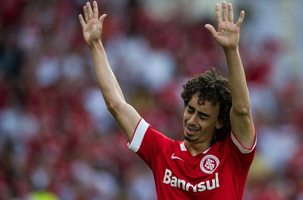 Promessa colorada: Valdívia deu assistência para Alex e ainda deixou o seu