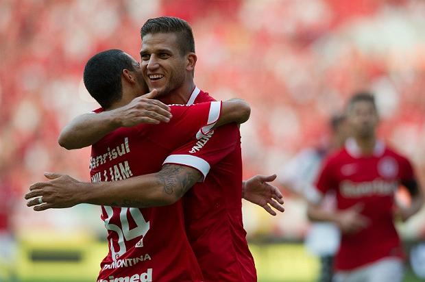 No melhor estilo centroavante, Rafael Moura estava bem posicionado para empurrar para o gol e fechar a conta