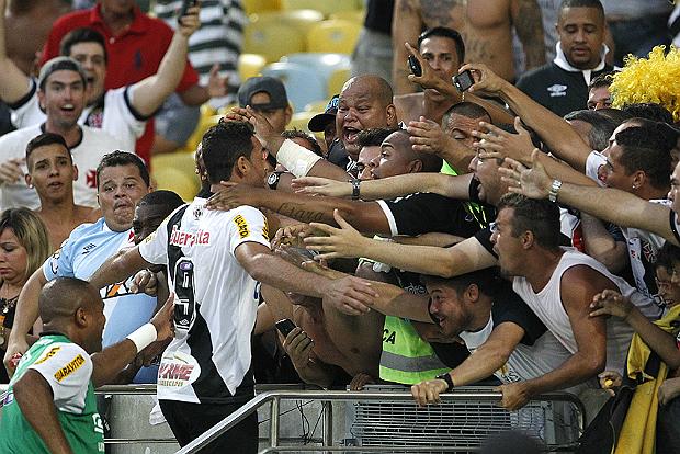 Após o gol de pênalti, o atacante correu até a torcida vascaína para comemorar