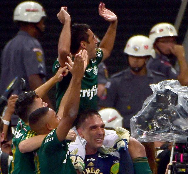 Prass carrega Robinho ao final da partida