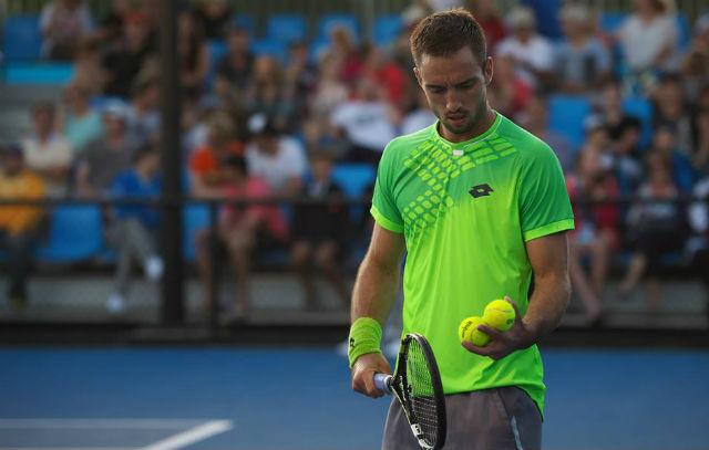 Viktor Troicki não fez valer o favoritismo, e caiu na primeira rodada em Bucareste