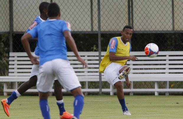 O lateral esquerdo Gilson deve assinar contrato com a Ponte Preta nos próximos dias (Foto: Washington Alves)