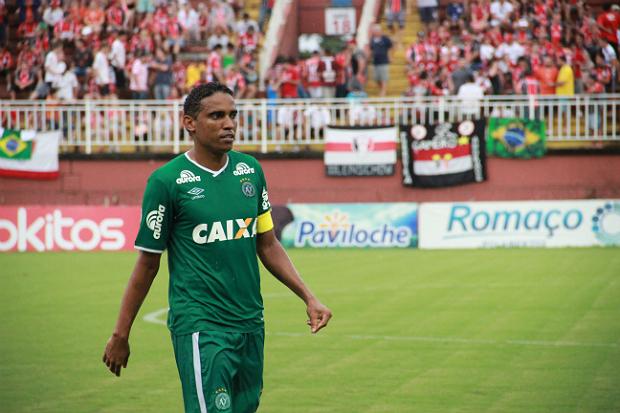 Capitão da Chape, o zagueiro Rafael Lima foi sucinto ao pedir desculpas à torcida