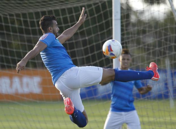 O atacante Henrique Dourado quer uma chance como titular nesta terça-feira (Foto: Washington Alves)