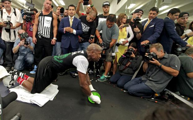 Invicto, o meio-médio segue treinando no Boxing Club, em Las Vegas, cidade que receberá a luta (Foto: John Gurzinski)