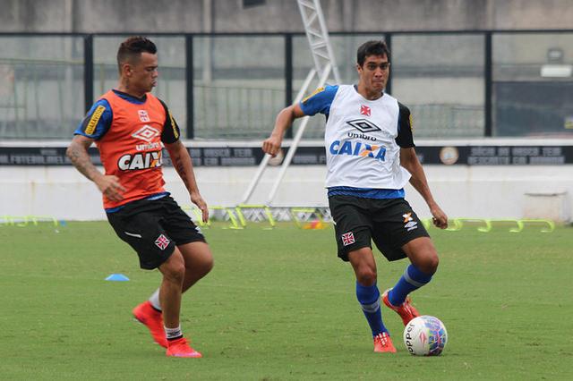 Os jogadores reservas do Vasco realizaram um treino tático com o auxiliar Eduardo Souza