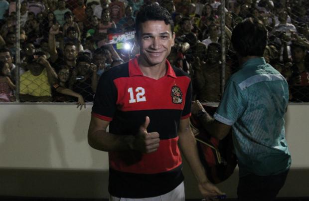 Ronaldo Angelim, o Magro de Aço, fez a festa dos torcedores presentes nas arquibancadas (Foto: Gilvan de Souza)