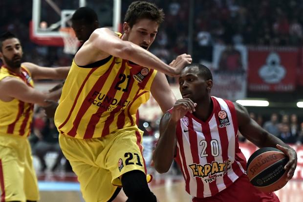 O Olympiakos ganhou pela segunda vez sobre o Barcelona e está perto de avançar à próxima fase (Foto:ARIS MESSINIS)
