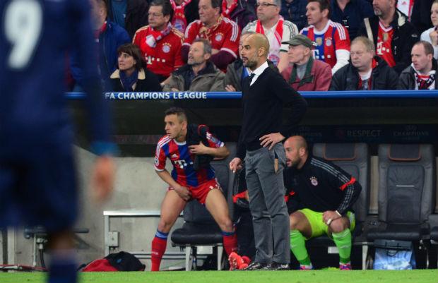 A calça do técnico Pep Guardiola rasgou durante a goleada sobre o Porto (Foto: John Macdougall)
