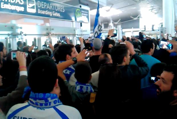 Torcida lotou aeroporto para consolar delegação dos Dragões após derrota por 6 a 1 para o Bayern de Munique