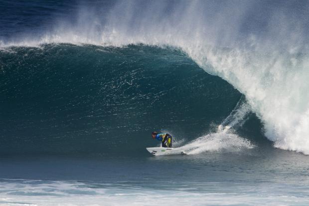 A americana Courtney Conlogue tirou 8.5 após pegar a melhor onda da bateria final (Foto: Kirstin Scholtz/ WSL)