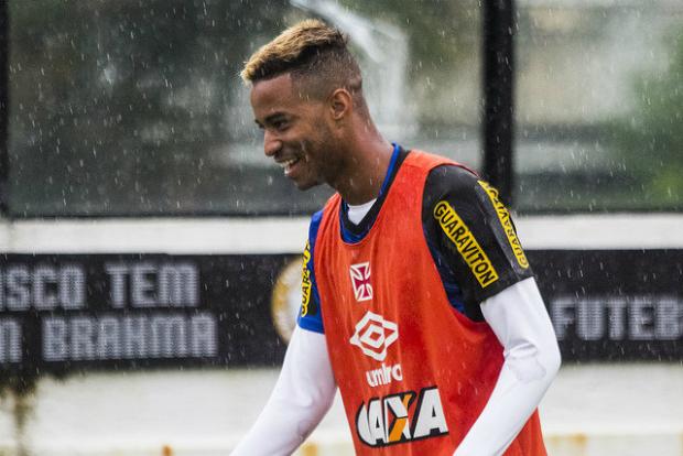 Rafael precisou jogar improvisado em outros setores para conquistar seu espaço no grupo (Foto: Paulo Fernandes/Vasco)